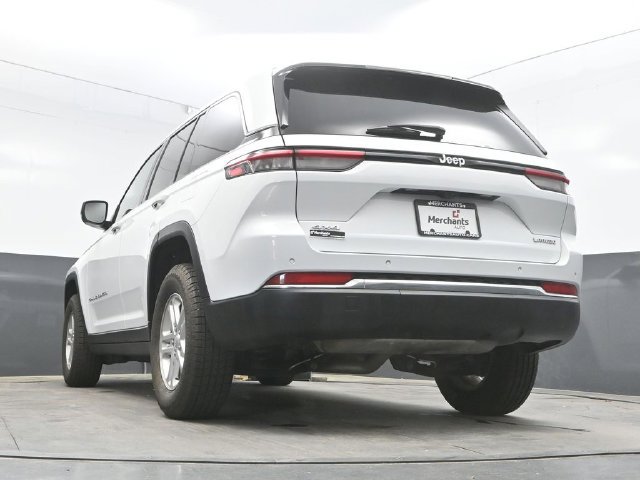 Used 2022 Jeep Grand Cherokee Laredo w/ Luxury Tech Group I AWD/4WD image 45