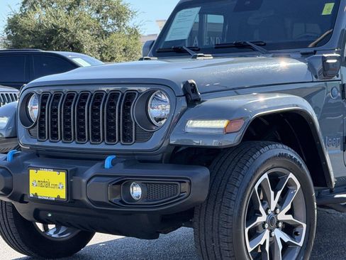 Used 2024 Jeep Wrangler Unlimited w/ Convenience Group AWD/4WD image 9
