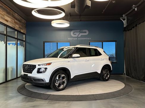 Used 2025 Hyundai Venue SEL image 7