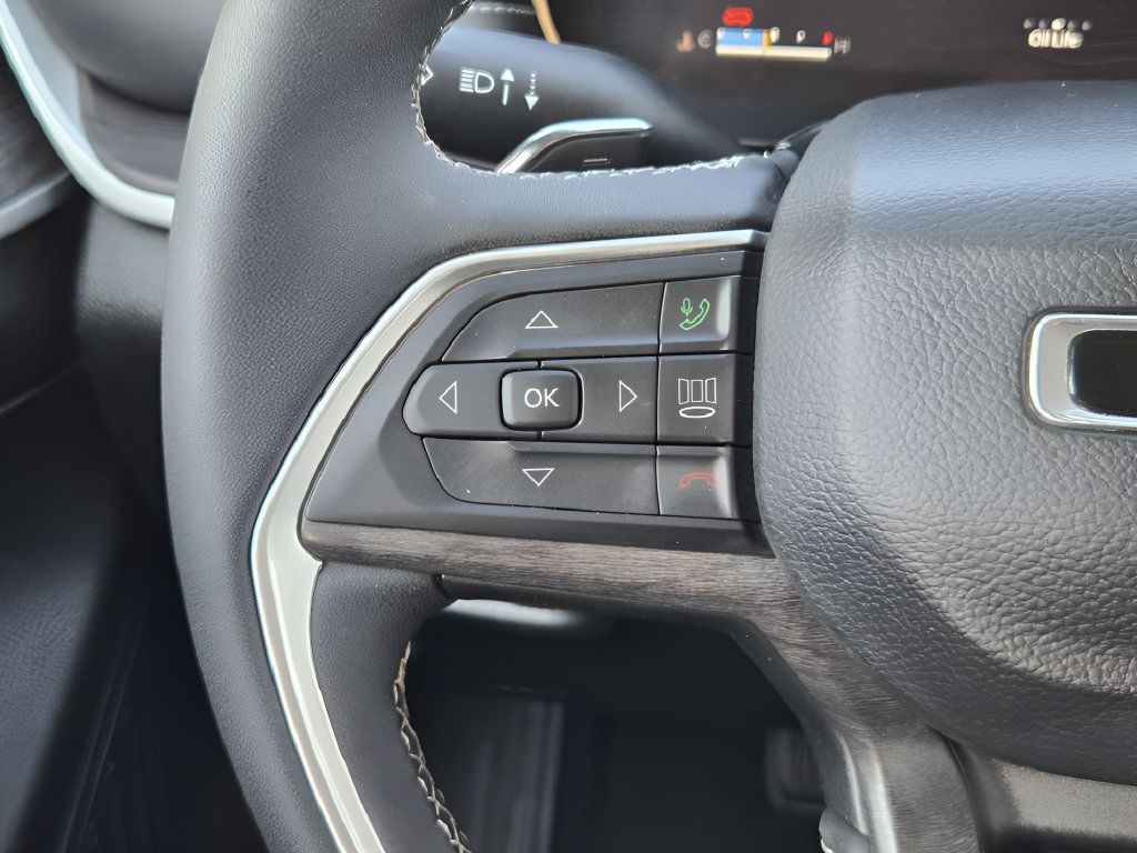 Used 2023 Jeep Grand Cherokee Limited AWD/4WD image 25