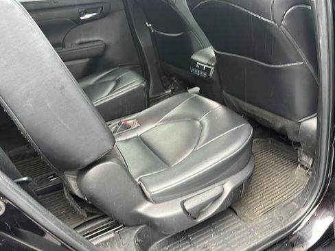 Used 2022 Toyota Highlander XLE AWD/4WD image 11