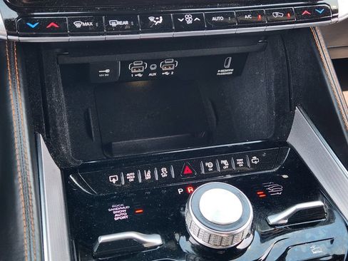 Used 2022 Jeep Grand Wagoneer Series III AWD/4WD image 19