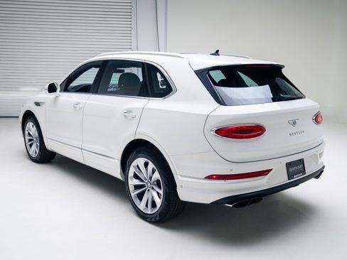 Used 2024 Bentley Bentayga image 5