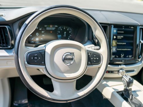 Used 2018 Volvo XC60 T5 Momentum w/ Convenience Package AWD/4WD image 12