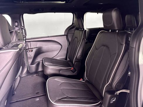 New 2026 Chrysler Pacifica Limited w/ Uconnect Theater Family Group FWD image 20