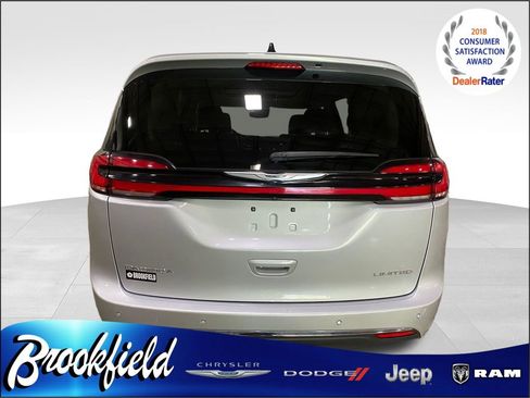 Used 2024 Chrysler Pacifica Limited FWD image 4