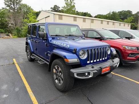 Used 2018 Jeep Wrangler Unlimited Sahara AWD/4WD image 2