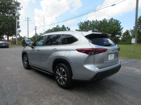 Used 2023 Toyota Highlander XLE FWD image 6
