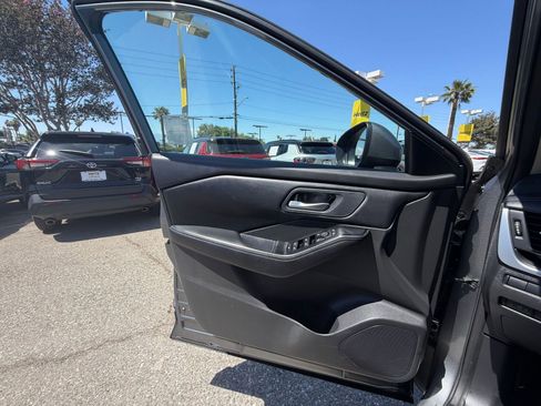 Used 2025 Nissan Rogue SV FWD image 18