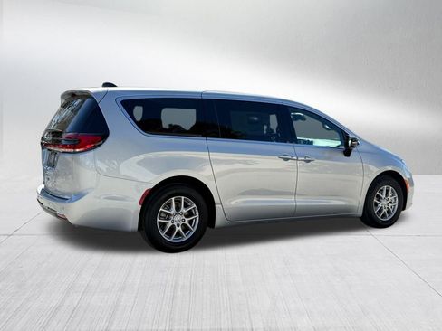 New 2026 Chrysler Pacifica Select image 5