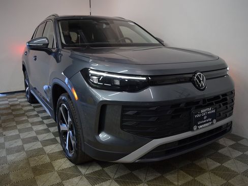 New 2025 Volkswagen Tiguan SE image 1