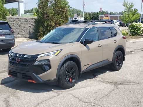 Used 2025 Nissan Rogue SV AWD/4WD image 2