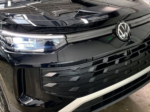 New 2026 Volkswagen Tiguan SE image 32