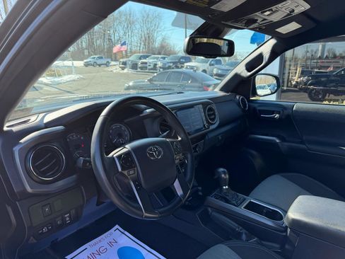 Used 2020 Toyota Tacoma TRD Off-Road w/ Technology Package image 10