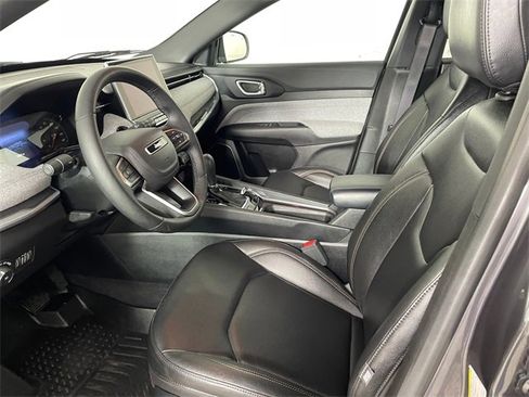 Used 2024 Jeep Compass Latitude image 2