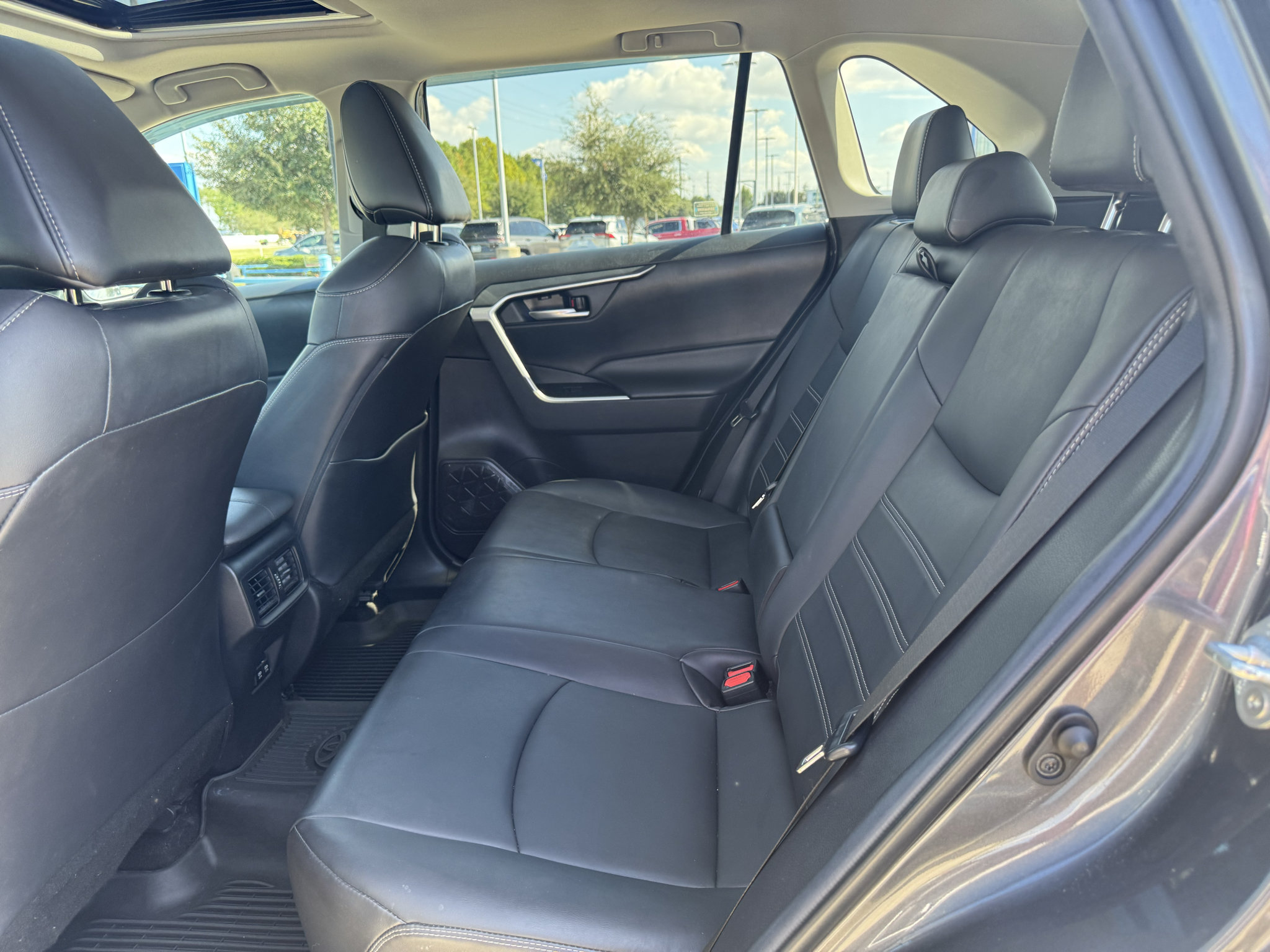 Used 2020 Toyota RAV4 XLE Premium AWD/4WD image 27