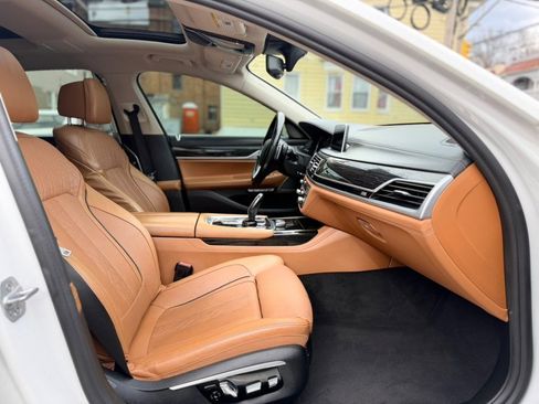 Used 2017 BMW 750i xDrive image 21
