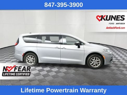 Used 2024 Chrysler Pacifica Touring-L image 2