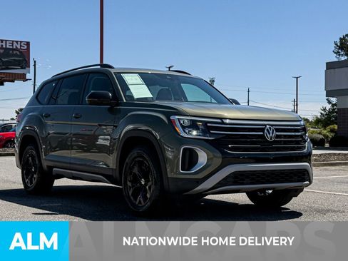 Used 2024 Volkswagen Atlas Peak Edition SE image 4