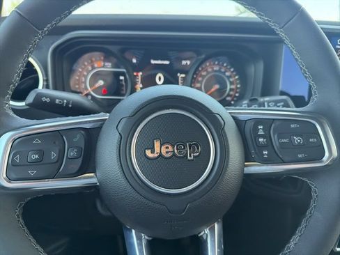 Used 2025 Jeep Wrangler Unlimited Sahara AWD/4WD image 11