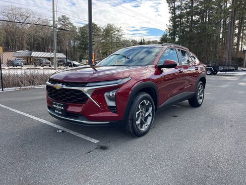 Used 2025 Chevrolet Trax LT image 2