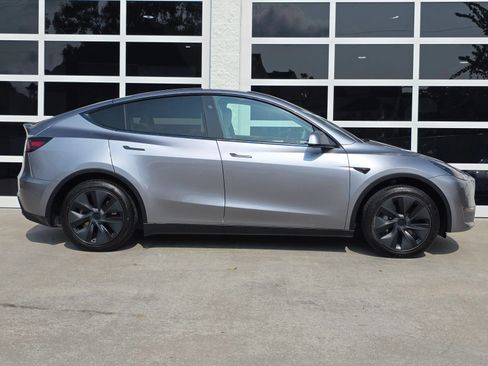 Used 2024 Tesla Model Y Long Range RWD image 3
