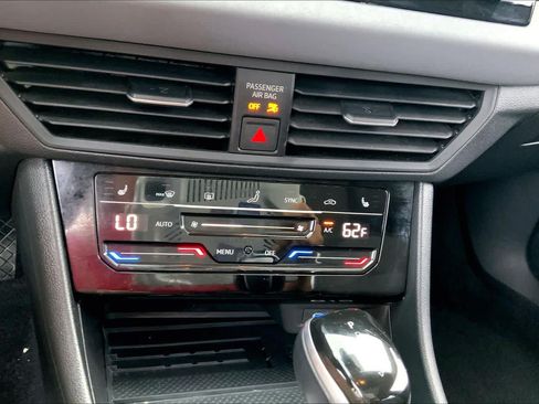 Used 2025 Volkswagen Jetta SE FWD image 33