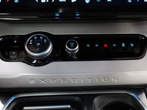 Used 2025 Ford Expedition Active image 30