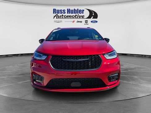 Used 2025 Chrysler Pacifica Limited w/ Trailer Tow Group FWD image 9