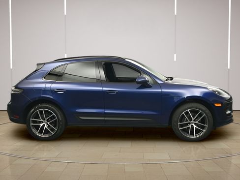 Certified 2025 Porsche Macan AWD/4WD image 26
