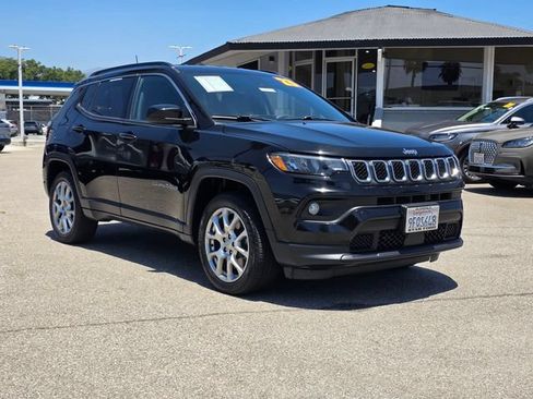 Used 2023 Jeep Compass Latitude AWD/4WD image 2