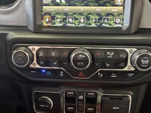 Used 2023 Jeep Wrangler Unlimited Sahara AWD/4WD image 25
