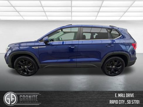 Used 2022 Volkswagen Taos SE w/ Panoramic Sunroof Package AWD/4WD image 2