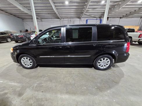 Used 2013 Chrysler Town & Country Touring image 5
