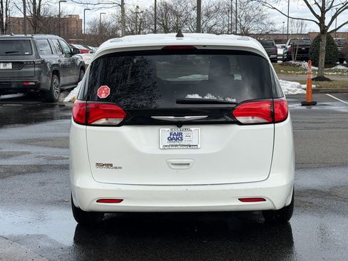 Certified 2022 Chrysler Voyager LX image 8