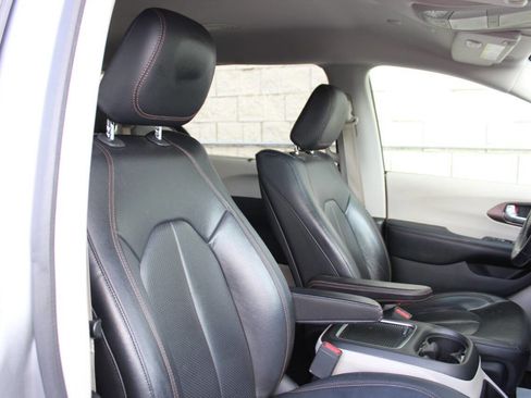 Used 2018 Chrysler Pacifica Touring-L Plus image 17