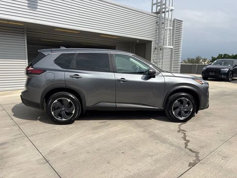 Used 2025 Nissan Rogue SV FWD image 4