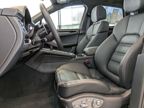Used 2025 Porsche Macan image 5