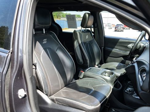 Used 2019 Chrysler Pacifica Limited w/ S Appearance Package FWD image 23