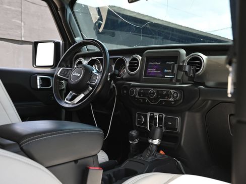 Used 2019 Jeep Wrangler Unlimited Sahara AWD/4WD image 16