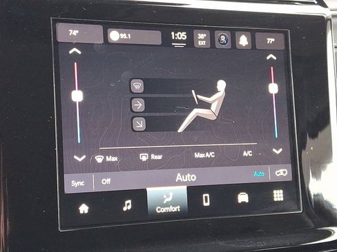 Used 2023 Jeep Grand Cherokee Laredo image 17