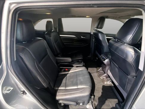 Used 2019 Toyota Highlander XLE FWD image 20