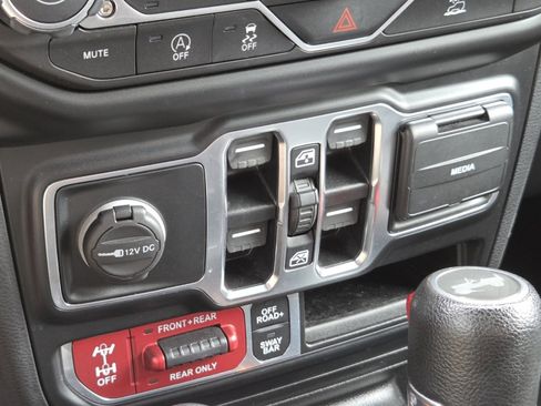 Used 2022 Jeep Wrangler Unlimited Rubicon AWD/4WD image 9