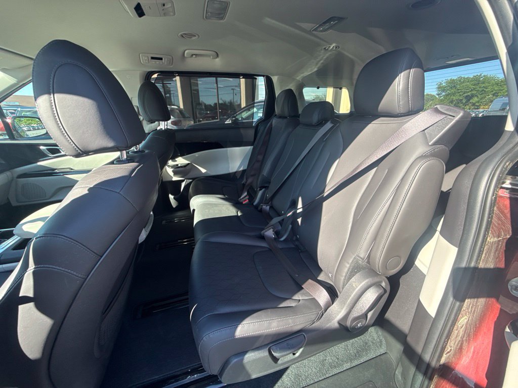 Used 2024 Kia Carnival EX FWD image 28
