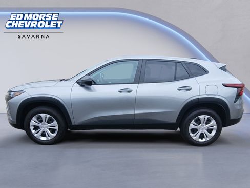 Used 2024 Chevrolet Trax LS w/ Driver Confidence Package FWD image 2