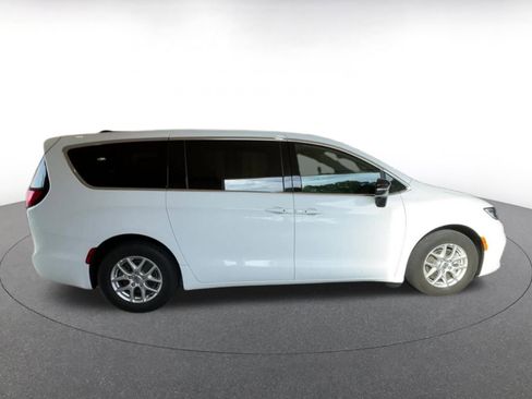 Used 2025 Chrysler Pacifica Select image 16