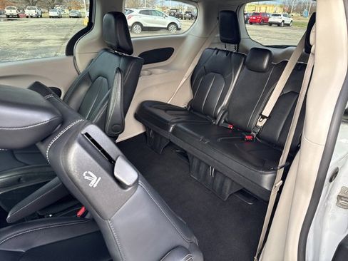 Used 2024 Chrysler Pacifica Select image 18