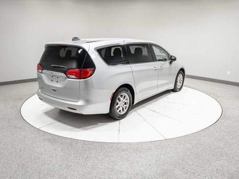 Used 2022 Chrysler Voyager LX FWD image 33