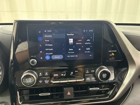 Used 2023 Toyota Highlander L AWD/4WD image 14