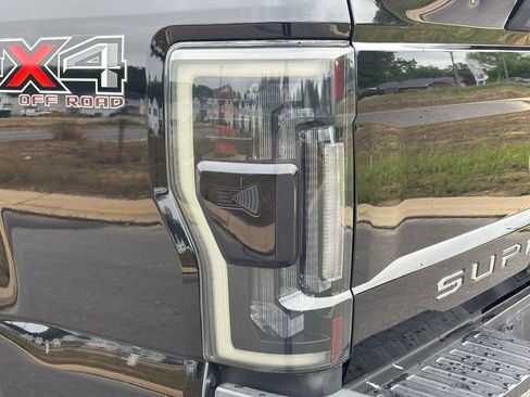 Used 2017 Ford F250 Lariat w/ FX4 Off-Road Package AWD/4WD image 13